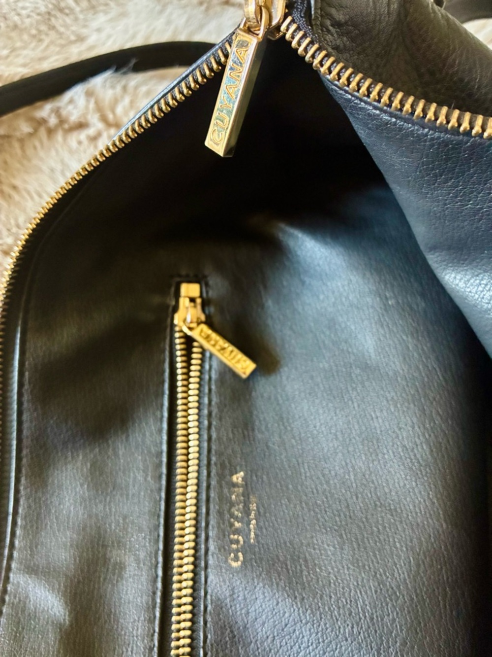 Like new - Cuyana Easy Zip Small Black Leather Tote with Gold Hardware - Picture 6 of 7